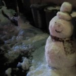 クラウンクラウンの会社の前に、雪だるまが作られていました