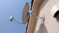 新規に配線したBS用のアンテナ線を利用してBSアンテナを屋根裏外壁に設置